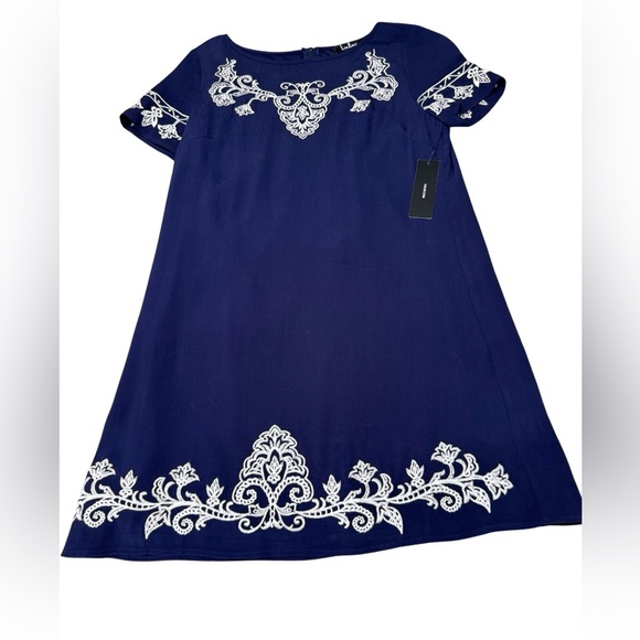 (NWT) Tale to Tell White and Navy Blue Embroidered Shift Dress Size Small - Picture 5 of 10
